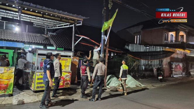 
Polsek Kramatjati Tertibkan Atribut Bendera Ormas di Sejumlah Titik Jakarta Timur