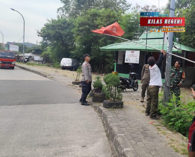 
Sinergi TNI-Polri dan Warga, Bendera Ormas FORKKABI Diturunkan Sukarela di Cakung Barat