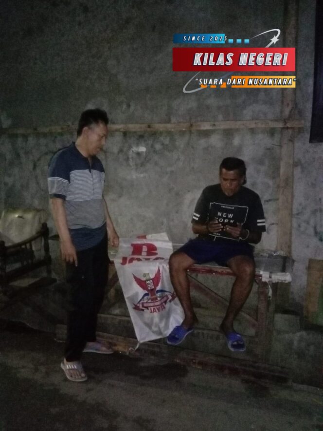 
Banner Ormas GRIB JAYA Dicopot Sukarela di Jakarta Timur, Polisi Lakukan Monitoring Taktis