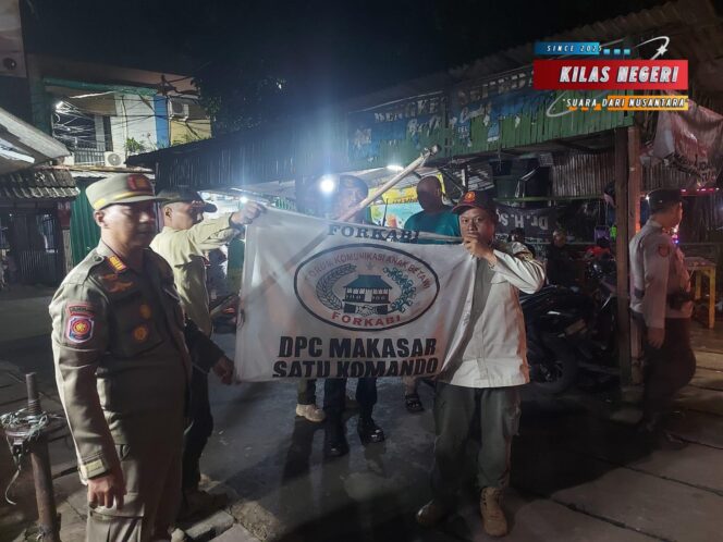 
Polsek Makasar dan Satpol PP Tertibkan Bendera Ormas di Sejumlah Titik Jakarta Timur