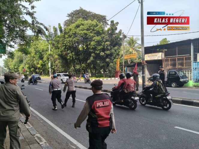 
Polsek Pasar Rebo Tertibkan Atribut Ormas di Sepanjang Jalan Raya Bogor