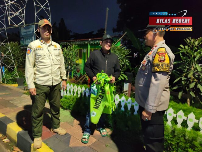 
Tiga Bendera Ormas FBR Diturunkan Sukarela di Cakung, Polisi Lakukan Pendampingan Humanis