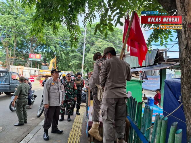 
Penertiban Atribut Ormas di Pulogadung: Tiga Pilar Beraksi Menjaga Ketertiban Kota