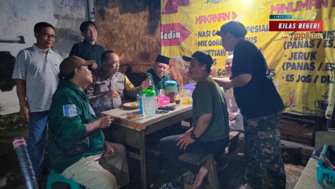 
Bhabinkamtibmas Kelurahan Makasar Jalin Silaturahmi dengan Tokoh Masyarakat, Bahas Antisipasi Tawuran dan Kamtibmas