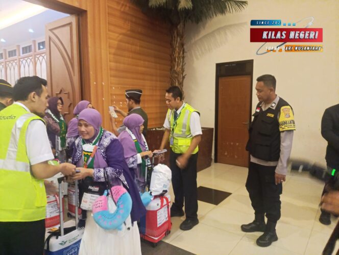 
Polsek Makasar Kawal Ketat Keberangkatan Jamaah Haji Kloter 31 Asal DKI Jakarta