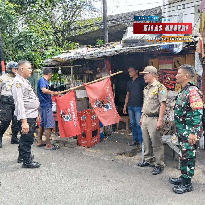 
Tiga Pilar Tertibkan Atribut Ormas di Wilayah Pulogadung