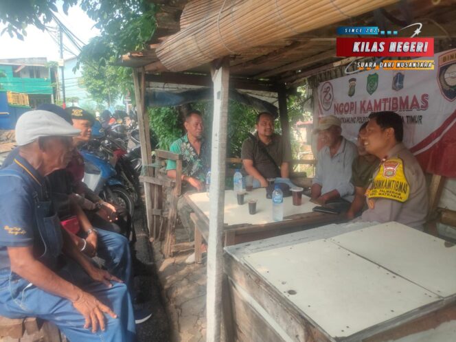 
Ngopi Kamtibmas: Polsek Matraman Ajak Warga dan Pedagang Palmeriam Jaga Keamanan Lingkungan