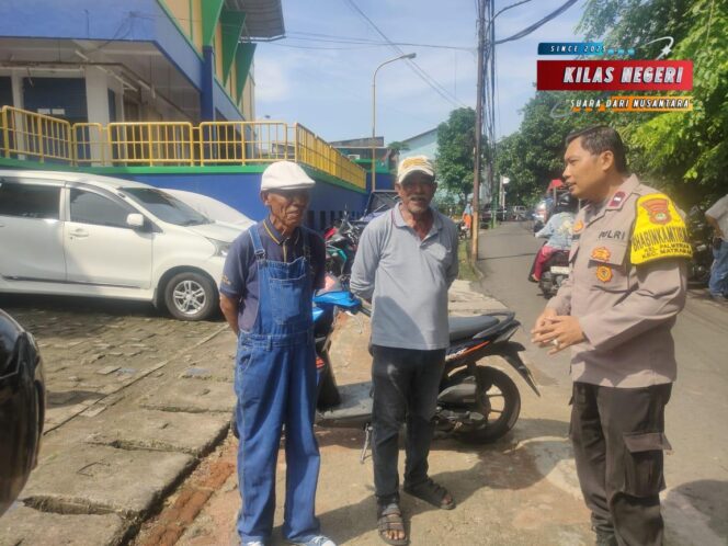 
Bhabinkamtibmas Palmeriam Berikan Penyuluhan ke Juru Parkir, Dorong Sinergi Jaga Kamtibmas