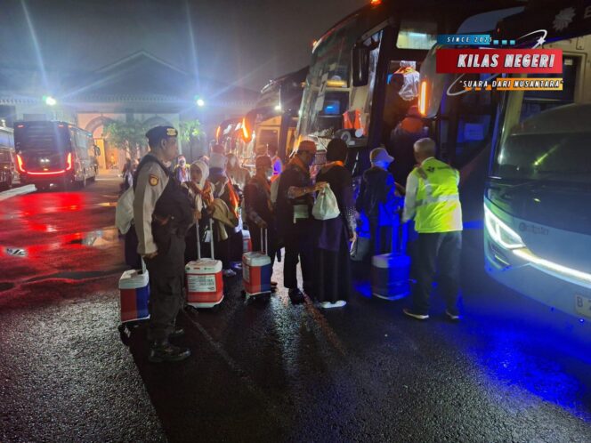 
Polsek Makasar Kawal Keberangkatan Calon Jamaah Haji Kloter 34 dari Asrama Haji Pondok Gede