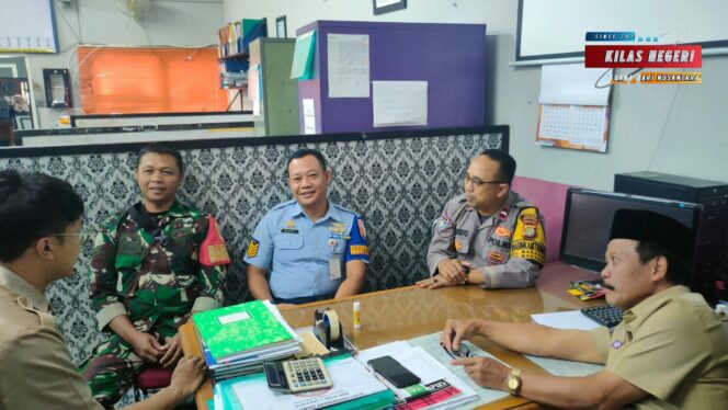 
Bhabinkamtibmas Kelurahan Makasar Sambangi SMK PGRI 1 Jakarta, Dukung Program “Senin Pintar” dan Sinergi Pendidikan
