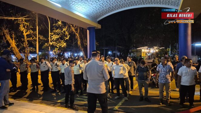 
Polisi Amankan Pembongkaran Posko Ormas BPPKB Banten di Pasar Induk Kramat Jati