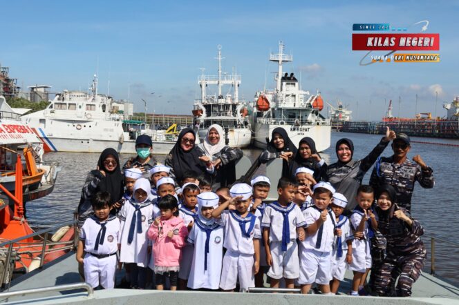 
Membangun Cinta Bahari Sejak Dini, Siswa TK Hang Tuah Ikuti Joy Sailing Bersama Danlanal Dumai