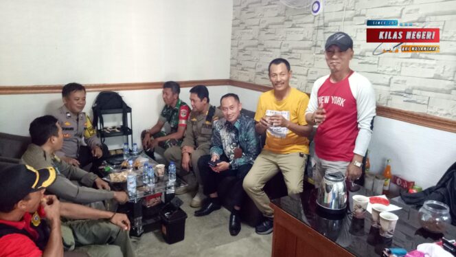 
Sinergi Tiga Pilar di Munjul, Bhabinkamtibmas Sampaikan Pesan Kamtibmas Lewat Kegiatan Cooling System