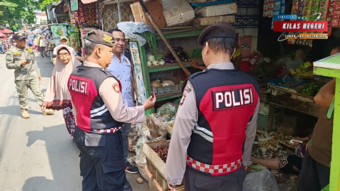 
Polsek Matraman Pantau Harga Sembako di Pasar Palmeriem, Cabai Rawit Merah Tembus Rp100 Ribu per Kg