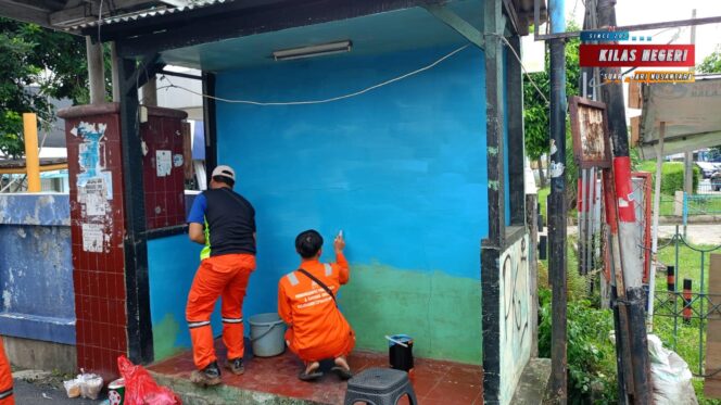 
Pembersihan Atribut dan Penurunan Spanduk Ormas di Cipinang Melayu Berjalan Kondusif dan Sukarela