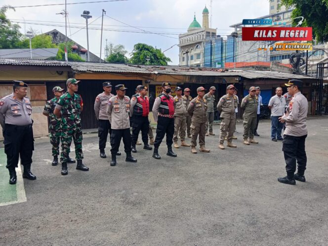 
Tiga Pilar Jatinegara Tertibkan Bangunan Liar di Atas Fasilitas Umum