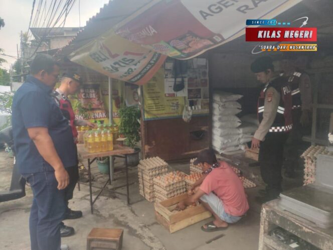
Polsek Matraman Cek Langsung Harga Sembako di Kayumanis, Pastikan Stabilitas dan Ketersediaan Aman