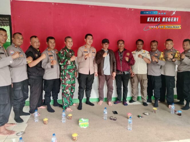 
Forkopimcam Cakung dan FORKKABI Sepakat Turunkan Atribut, Posko Dicat Ulang Demi Ketertiban Lingkungan