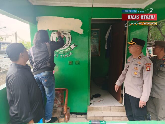 
Penertiban Atribut Ormas Berjalan Kondusif, Sejumlah Gardu di Pulogadung Dicat Netral