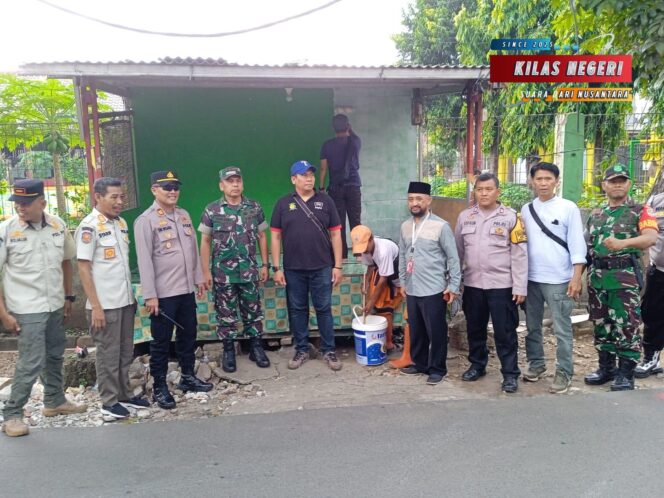 
Posko Ormas di Pasar Rebo Dikosongkan dan Dicatat Ulang, Penertiban Berjalan Kondusif