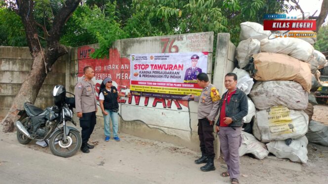 
Cegah Tawuran, Polsek Cakung dan Pokdarkamtibmas Pasang Spanduk Himbauan di Wilayah Rawan