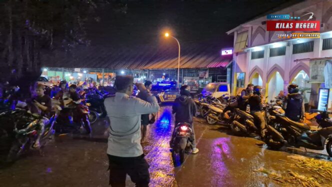 
Polsek Kramatjati Lakukan Monitoring Aktivitas Pedagang di Pasar Induk Pasca Pembongkaran Posko Ormas