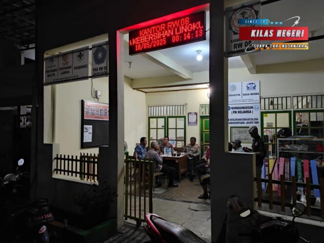 
Kapolsek Matraman Gelar Patroli Dini Hari Antisipasi Tawuran, Sampaikan Pesan Kamtibmas kepada Warga