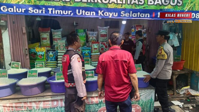 
Polsek Matraman Pantau Harga Sembako di Pasar Palmeriem, Harga Cabe Rawit Tembus Rp100 Ribu per Kilogram