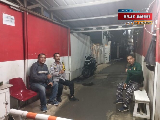 
Bhabinkamtibmas Halim PK Sambangi Poskamling Jelang Subuh, Antisipasi Tawuran dan Jaga Kamtibmas