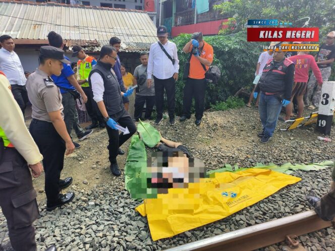 
Polisi Cek TKP Pria Tewas Tertabrak Kereta di Penggilingan, Diduga Akibat Lalai Bermain Ponsel