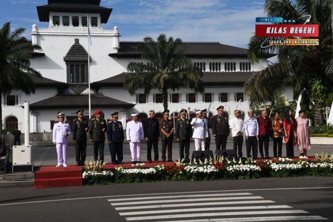 
Komandan Beserta Prajurit Lanal Bandung Ikuti Upacara Hari Kebangkitan Nasional Tingkat Provinsi Jawa Barat di Gasibu Bandung