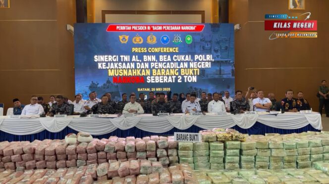 
Komandan Lanal Bandung Ikuti Vicon Pemusnahan Barang Bukti Narkoba Kokain dan Sabu Sebanyak 2 Ton