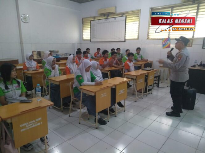 
Polres Metro Jaktim Gelar Penyuluhan di SMK Diponegoro 1: Tekan Kenakalan Remaja, Bullying hingga Narkoba