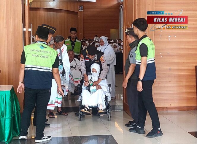 
Polsek Makasar Amankan Keberangkatan Jamaah Haji Kloter 44 Asal Banten dari Asrama Haji Pondok Gede