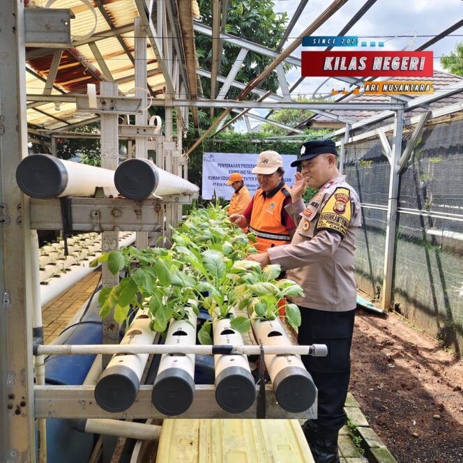 
Dukung Program Ketahanan Pangan, Bhabinkamtibmas Cakung Lakukan Pembinaan Pekarangan Bergizi