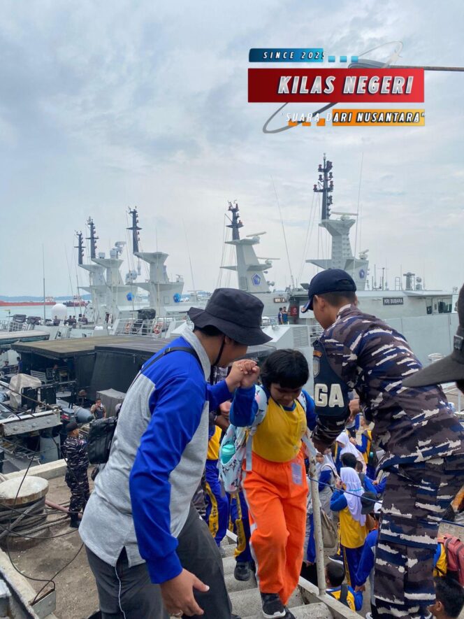 
KRI Teluk Amboina-503 Berikan Motivasi Belajar dan Kecintaan Bahari Kepada Siswa dan Siswi Sekolah Dasar Kepulauan Riau