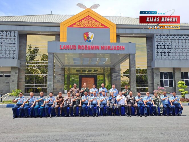 
Sinergi TNI di Bumi Lancang Kuning, Danlanal Dumai Sambut Kedatangan Pangkoopsud I di Pekanbaru