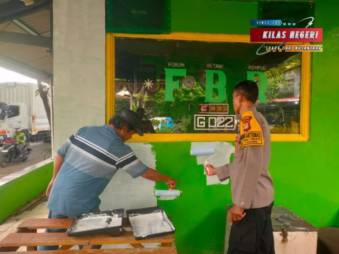 
Polsek Cakung Fasilitasi Pengecatan Gardu FBR 022 di Rawa Terate, Bangun Sinergi dan Tertib Lingkungan