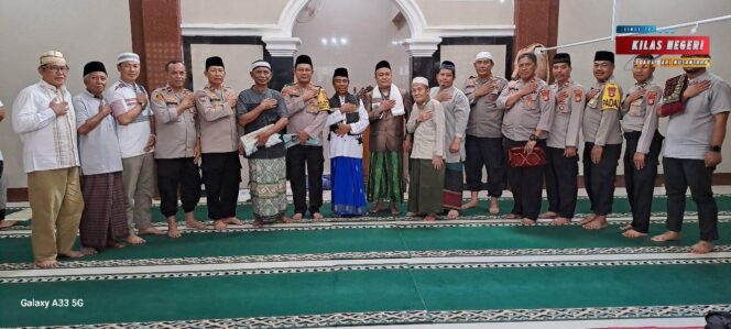 
Kapolsek Duren Sawit Safari Religi, Sampaikan Pesan Kamtibmas di Masjid Jami Al Magfirah