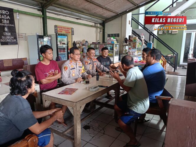 
Kapolsek Duren Sawit Lakukan Patroli Dialogis, Edukasi Warga Soal Guantibmas dan Bahaya Tawuran