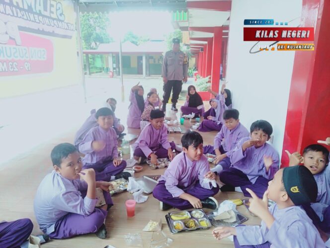 
Bhabinkamtibmas Susukan Amankan Pembagian Makanan Bergizi Gratis untuk 3.283 Siswa dan Balita