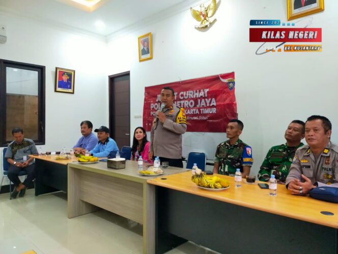 
Kapolsek Makasar Silaturahmi dan Dengar Aspirasi Warga Lewat Program Jum’at Curhat di Cipinang Melayu