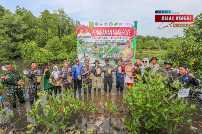 
Peduli Lingkungan Pesisir, Danlanal Beserta Prajurit Lanal Bintan Ikuti Acara Penanaman 5.000 Pohon Mangrove