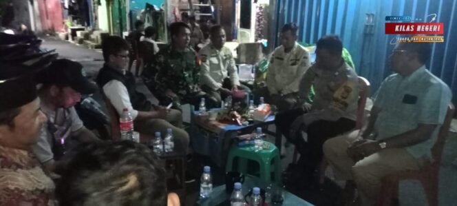 
BHABINKAMTIBMAS RAWA BUNGA BERSAMA 3 PILAR GELAR SISKAMLING CEGAH TINDAK PIDANA DAN TAWURAN
