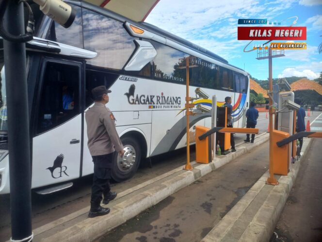 
POLSEK CIPAYUNG AMANKAN RIBUAN PENGUNJUNG DI TMII, SITUASI LIBUR AKHIR PEKAN TERKENDALI DAN KONDUSIF