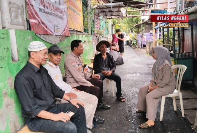 
Pererat Silaturahmi, Bhabinkamtibmas Palmeriam Gelar Ngopi Kamtibmas Bareng Ketua RW dan RT