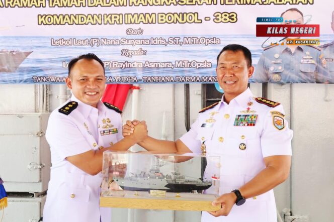 
Komandan Pangkalan TNI Angkatan Laut Dumai Pimpin Sertijab Komandan KRI Imam Bonjol-383