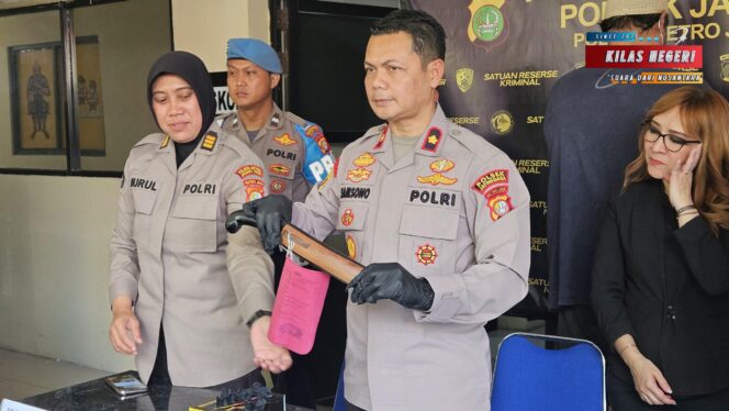 
PENGUNGKAPAN KASUS PENGEROYOKAN DENGAN SENJATA TAJAM DI WILAYAH JATINEGARA, JAKARTA TIMUR *Pelaku Ditangkap Setelah Buron, Satu Tersangka Masih DPO