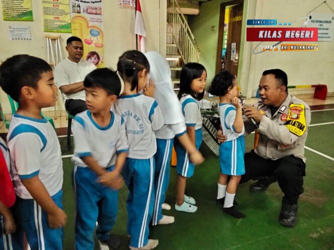 
Bhabinkamtibmas Utan Kayu Selatan Berikan Edukasi Kepolisian kepada Anak-Anak PAUD Dahlia