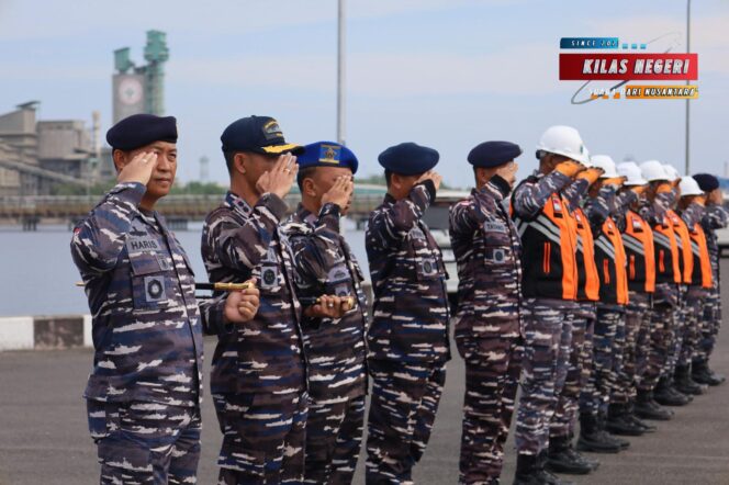 
Komandan Pangkalan TNI Angkatan Laut Dumai Bersama Prajurit Sambut Kedatangan KRI Bontang-907